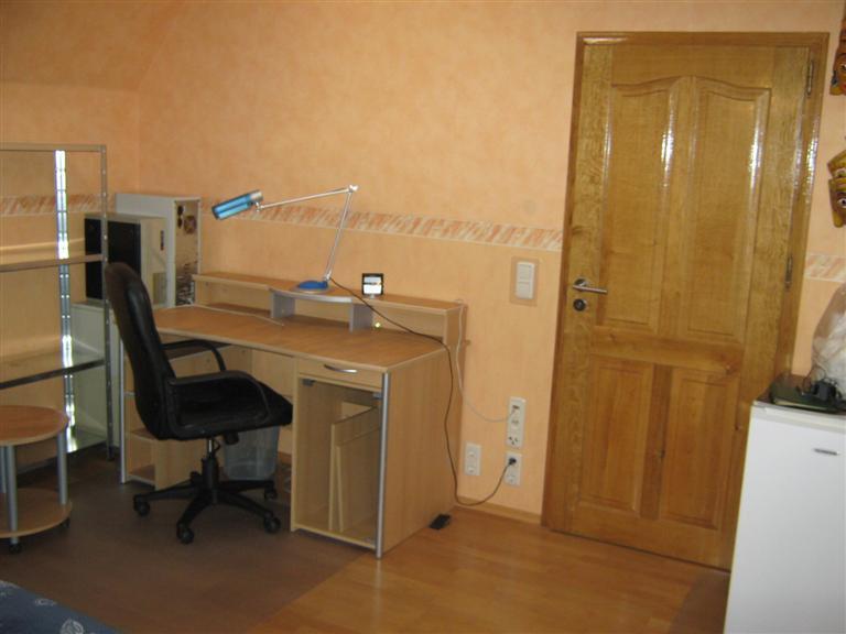 Flatshare Milbertshofen-Am Hart Wolfoltstr. - Schreibtisch mit Tastaturauszug und Monitoraufsatz, Bürostuhl auf Rollen und mit Armlehnen