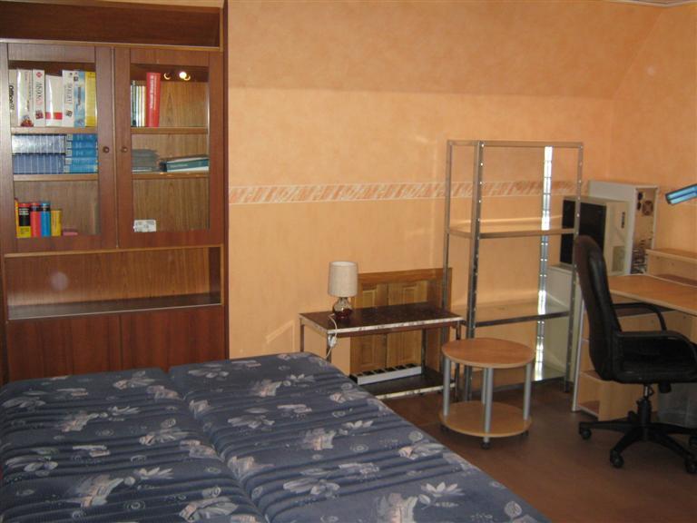 Flatshare Milbertshofen-Am Hart Wolfoltstr. - Ablage und Regal neben dem Bett