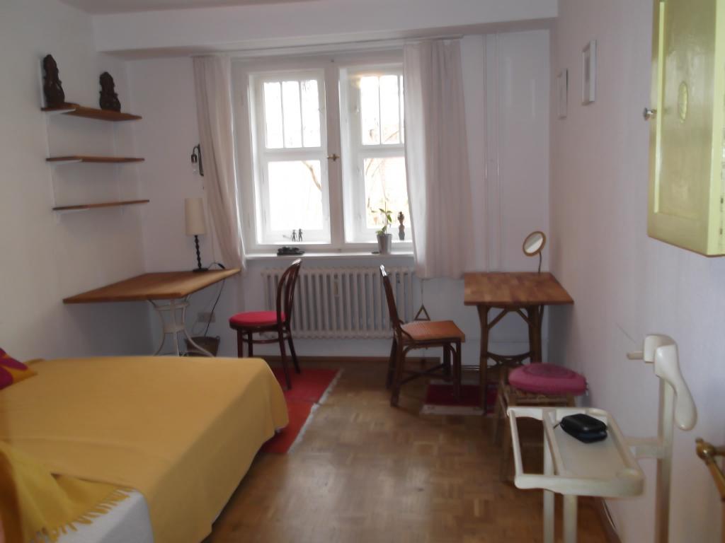 Habitación en WG Lichterfelde lorenz-str. 11 - Die Möbilierung des Zimmer kann nach Bedarf und Geschmack verändert werden. Es befinden sich auch eine längere Kleiderstange und ein großes Regal an der Türseite.
