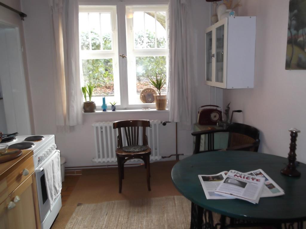Habitación en WG Lichterfelde lorenz-str. 11 - Die Küche ist gemütlich und auch der Eßraum. Der Kühlschrank befindet sich links hinten und wird für die 2 Bewohnerinnen geteilt. 