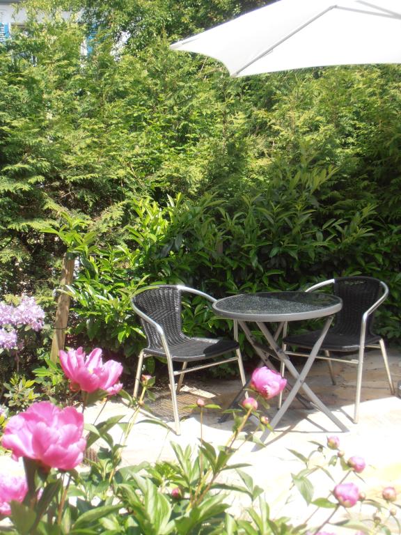 Sonniges Wohlfühl-Apartment, möbliert: Oase in S-Süd mit viel Grün, raffiniertem Schnitt, Sonnenterrasse, Grillmöglichkeit im Garten, Feuerstelle für Treffen mit Freunden, überdachtem Fahrradabstellplatz – Engelboldstr., 70569 Stuttgart Süd – Vorschaubild 3