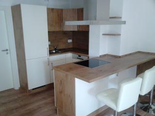 Anzeigenbild: Moderne 3 Zimmer Wohnung mit großzügigem Wohn- und Essbereich, Satelliten Fernsehen und PKW Stellplatz
