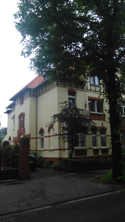 WG-Zimmer Lindenthal Lindenburger Allee 34 - Hausansicht