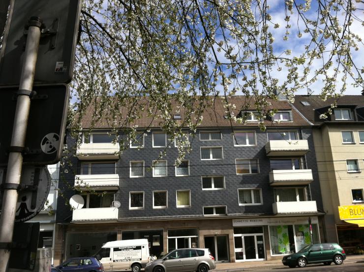 ganz ruhige BalkonWohnung in einem Haus mit vielen jungen Mietern 1