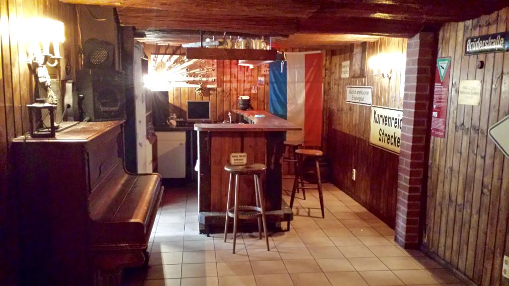 Habitación en WG Ostviertel Otto-Wallach-Weg 12 - Kellerbar