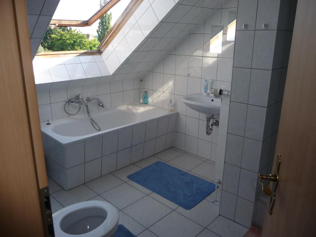 Habitación en WG Ziebigk Kühnauerstr.38 - Badezimmer im Dachgeschoss