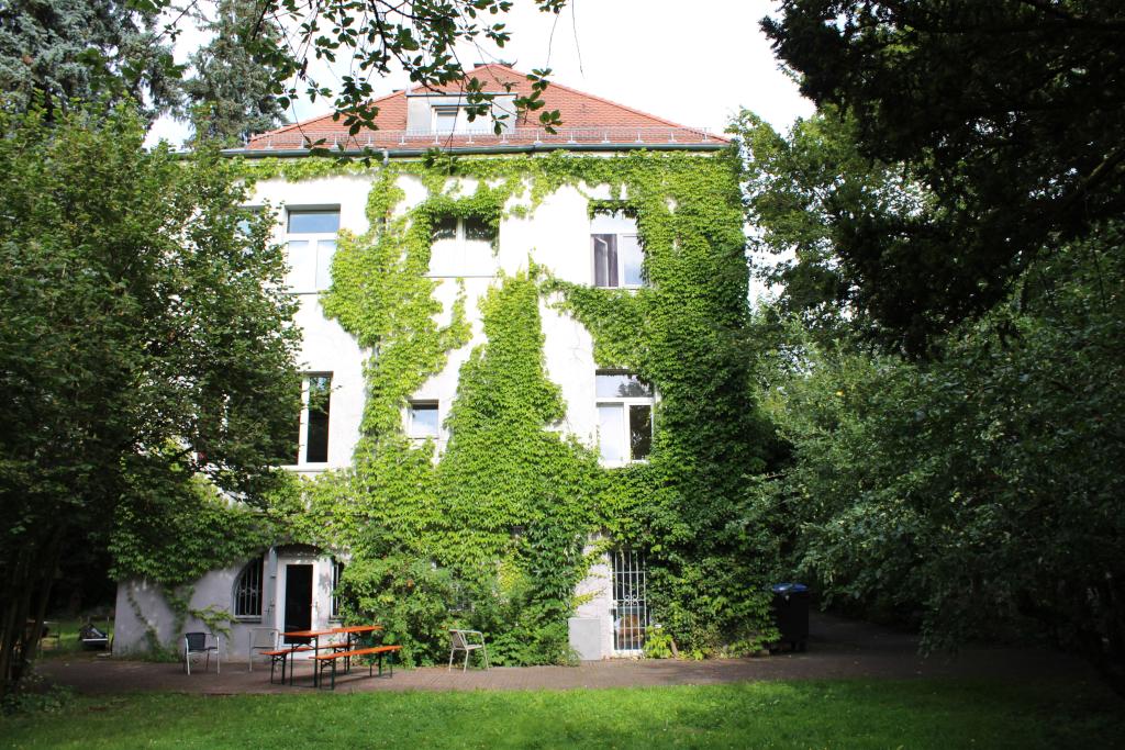 WG-Zimmer City Bürgerreuther Straße 31 - Blick auf die Rückseite des Hauses mit unserem großen Garten. Im Sommer wird hier oft gegrillt oder der Pool zur Abkühlung aufgebaut.