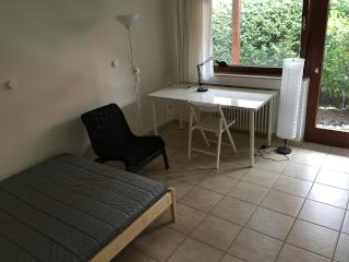 Anzeigenbild: Möbliertes 16 qm Zimmer mit Terassenausgang in 7er WG, Haus mit Garten