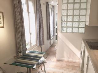 Anzeigenbild: Frei ab 1.2.2026: Romantische 2 Zi. Wohnung, beste Lage Montmartre, blumiger Innenhof