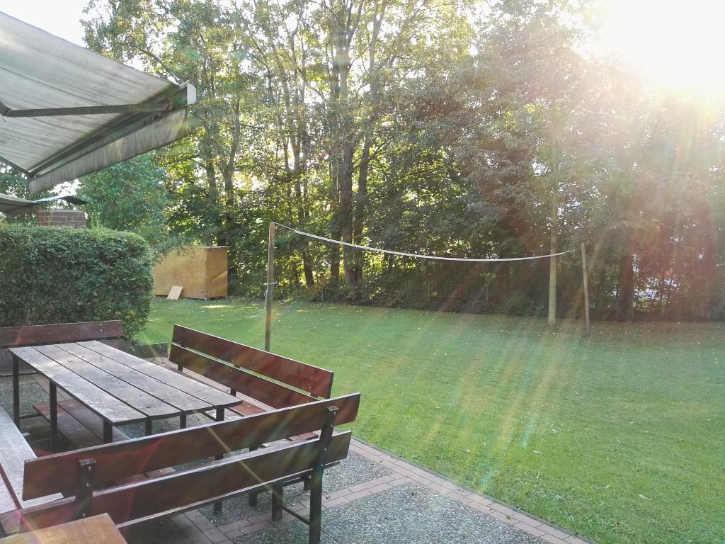 Habitación en WG Südstadt Lotzestraße 44 - Der gemeinsame Garten, mit gemütlicher Sitzmöglichkeit und Volleyballnetz...