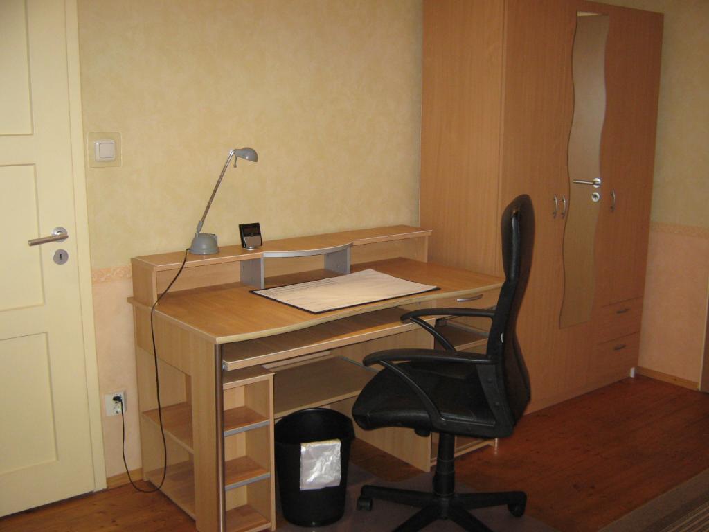 Habitación en WG Milbertshofen-Am Hart Wolfoltstr. - PC-Schreibtisch mit Schublade, Tastaturauszug, Drucker-Auszug, PC-Stellfach, Bürostuhl, Halogenlampe, Schreibunterlage, Papierkorb, Kleiderschrank mit Spiegel