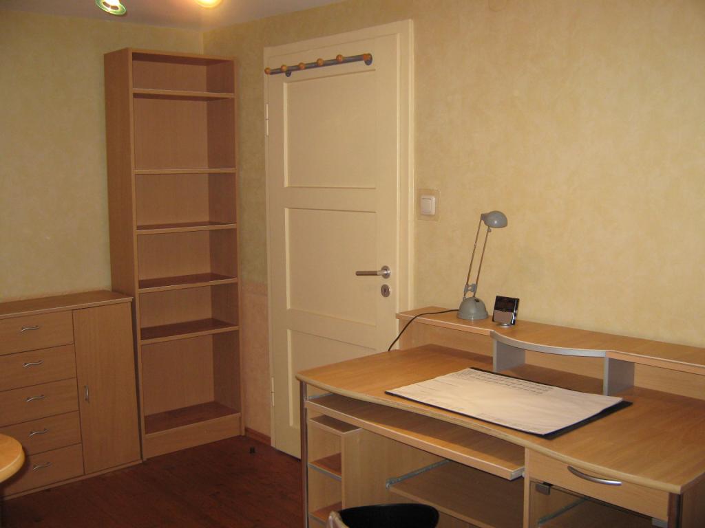 Habitación en WG Milbertshofen-Am Hart Wolfoltstr. - Bücherregal, Zimmertüre mit Garderobenleiste, Schreibtisch mit Schreibtischlampe und Schreibunterlage