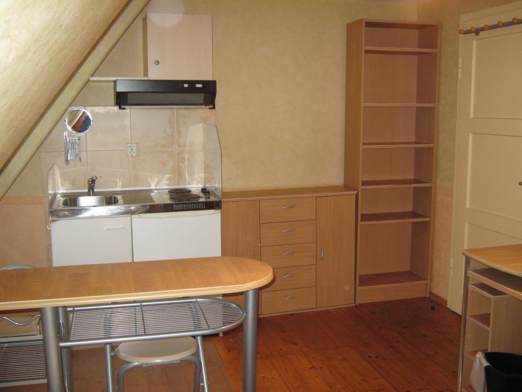 Habitación en WG Milbertshofen-Am Hart Wolfoltstr. - Miniküche, daneben eine Kommode und ein Bücherregal mit 5 Böden