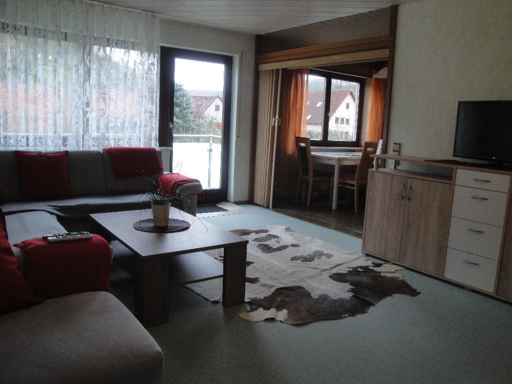 WG-Zimmer Nähe Renningen in Iptingen Gemeinde Wiernsheim Hofwiesenstraße 14 - Wohnzimmer mit Balkon