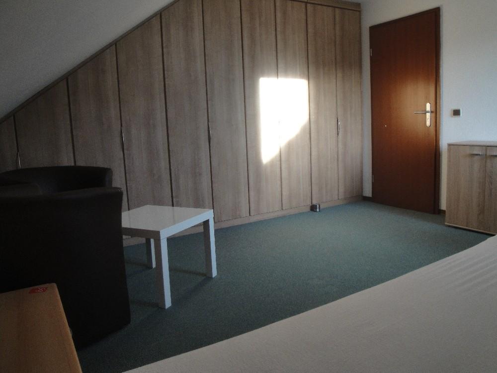 WG-Zimmer Nähe Renningen in Iptingen Gemeinde Wiernsheim Hofwiesenstraße 14 - 3. Zimmer OG mit großem Einbauschrank