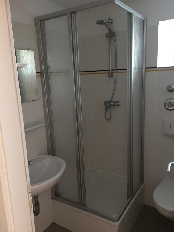 Möblierte und unmöblierte 20qm Zimmer im Zentrum Jenas – Max-Reger-Weg 8, 7743 Jena Jena-Stadt – Vorschaubild 7