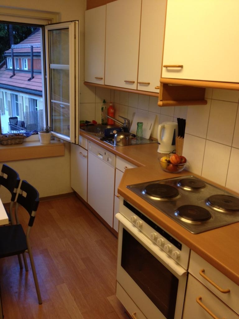 Habitación en WG St Gallen Falkenstinstr. 6 - Küche mit Esstisch