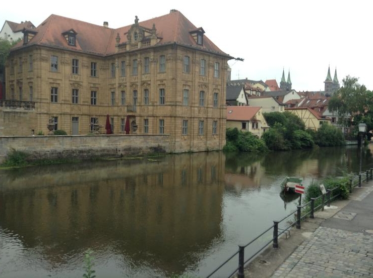 Quiet flat across from the Villa Concordia, by Hainpark Zimmer in