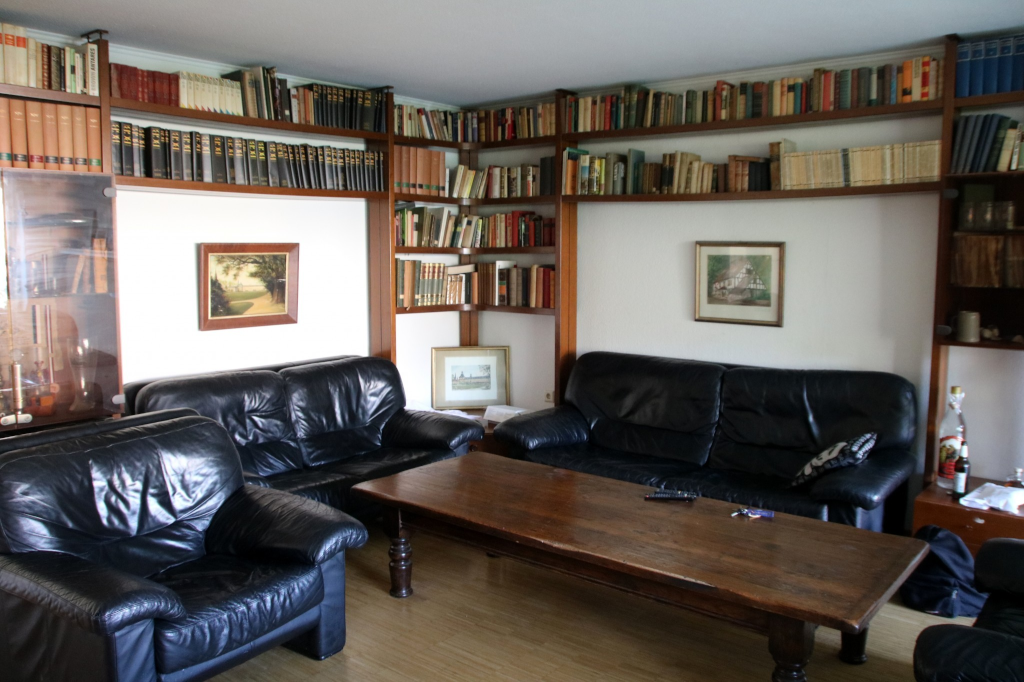 WG-Zimmer Südstadt Loestraße 21 - Wohnzimmer mit Billiardtisch
