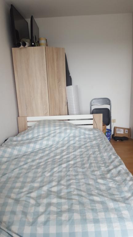 WG-Zimmer Innenstadt DIREKT NEBEN UNI, Weender Tor - XXL-Bett, großer Kleiderschrank, 3 Lampen, Klappstuhl um zu zweit zu lernen