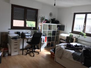 Imagen del anuncio: Schönes Altbauzimmer hell, groß und Zentral