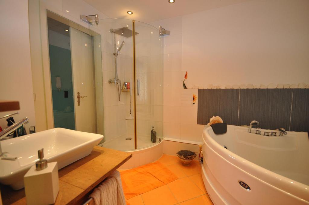 Habitación en WG Obertürkheim Uhlbacher  Str. - Badezimmer mit Waschtisch und Dusche