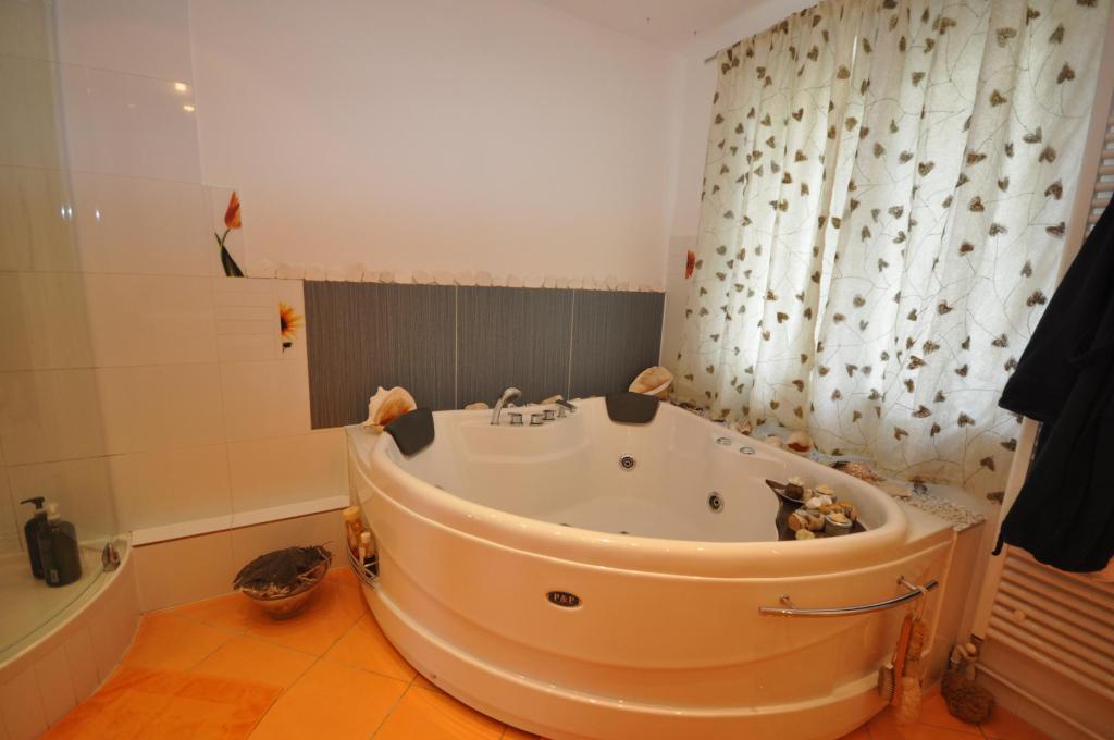 Habitación en WG Obertürkheim Uhlbacher  Str. - Badezimmer mit Eckbadewanne