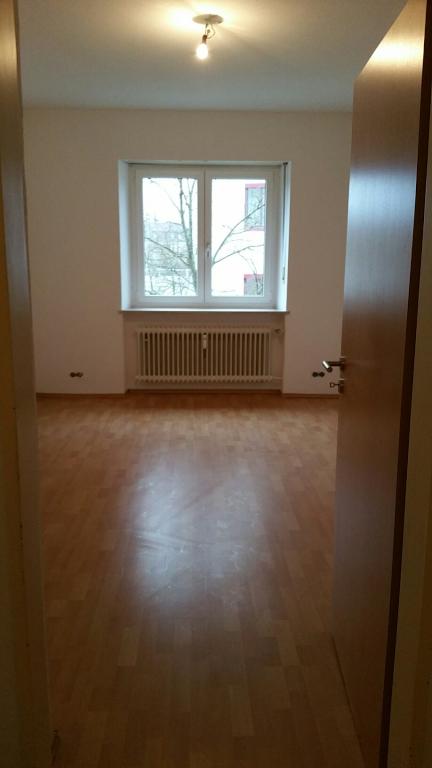 Sehr helle und geräumige 3- Zimmer Wohnung, WG geeignet, das Bad ist neu renoviert – 93053 Regensburg Kasernenviertel – Vorschaubild 2