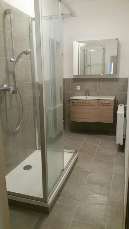 Sehr helle und geräumige 3- Zimmer Wohnung, WG geeignet, das Bad ist neu renoviert