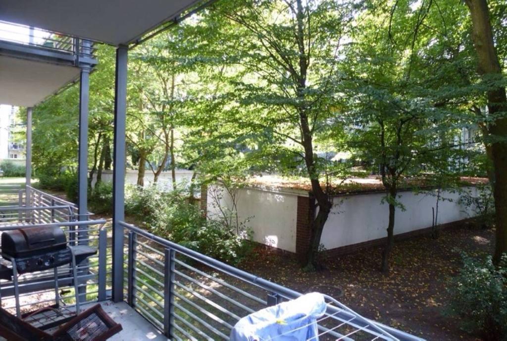 Möblierte 2-Zimmer-Altbauwohnung in Hannover-List mit Balkon (gute Verkehrsanbindung) – Grillparzerstr. 5, 30655 Hannover List – Vorschaubild 3