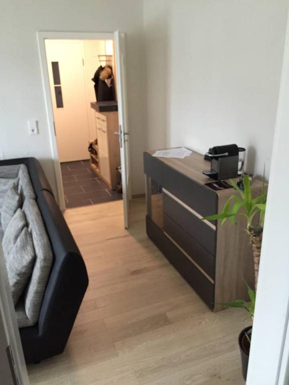 Möblierte 2-Zimmer-Altbauwohnung in Hannover-List mit Balkon (gute Verkehrsanbindung) – Grillparzerstr. 5, 30655 Hannover List – Vorschaubild 6
