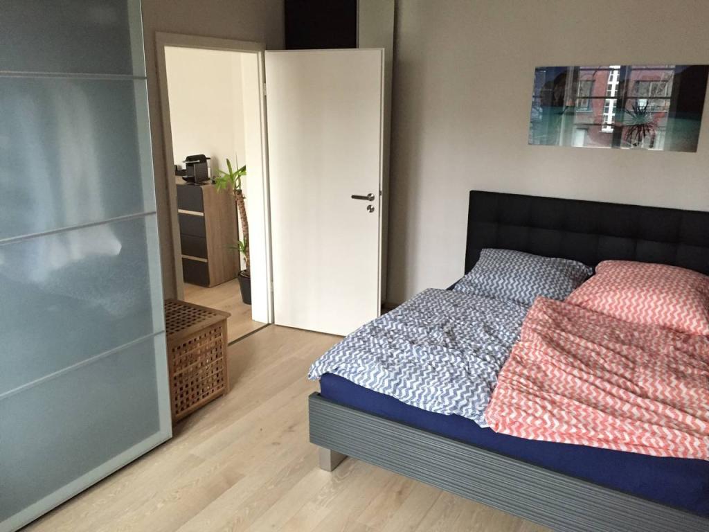 Möblierte 2-Zimmer-Altbauwohnung in Hannover-List mit Balkon (gute Verkehrsanbindung)