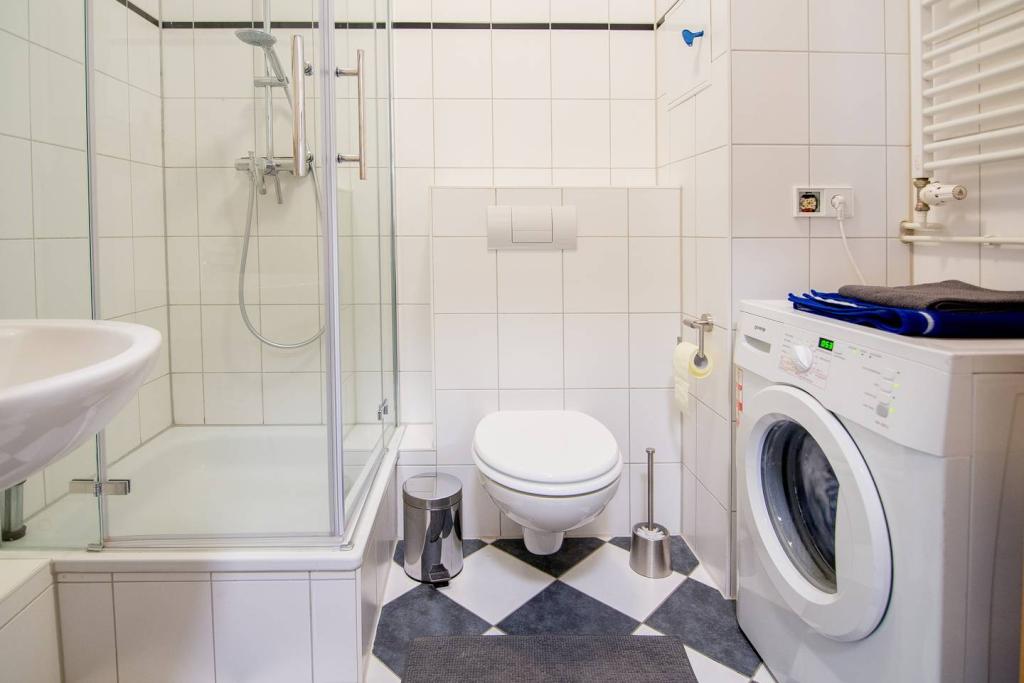 Möblierte 2-Zimmer-Altbauwohnung in Hannover-List mit Balkon (gute Verkehrsanbindung) – Grillparzerstr. 5, 30655 Hannover List – Vorschaubild 10