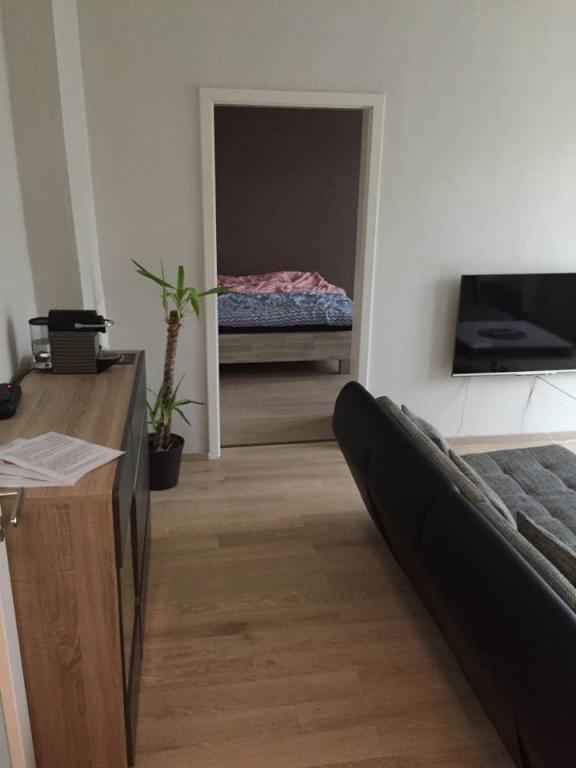 Möblierte 2-Zimmer-Altbauwohnung in Hannover-List mit Balkon (gute Verkehrsanbindung) – Grillparzerstr. 5, 30655 Hannover List – Vorschaubild 5