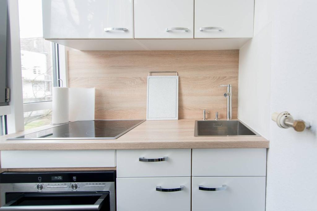 Möblierte 2-Zimmer-Altbauwohnung in Hannover-List mit Balkon (gute Verkehrsanbindung) – Grillparzerstr. 5, 30655 Hannover List – Vorschaubild 9