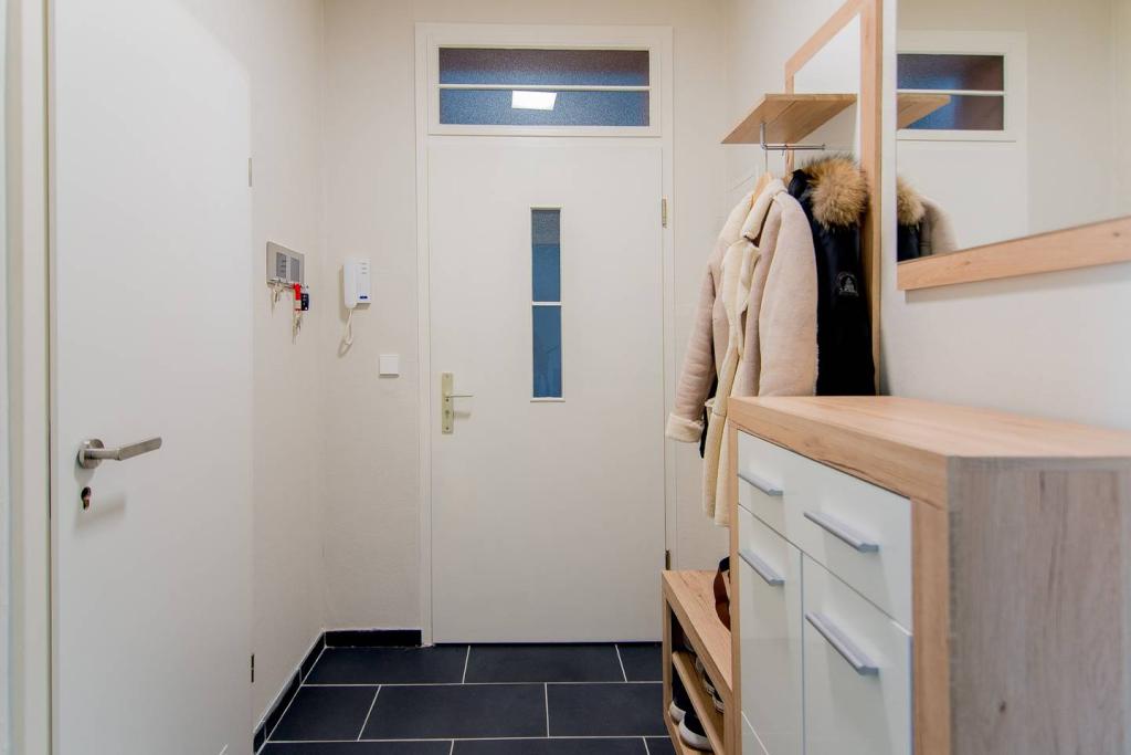Möblierte 2-Zimmer-Altbauwohnung in Hannover-List mit Balkon (gute Verkehrsanbindung) – Grillparzerstr. 5, 30655 Hannover List – Vorschaubild 4