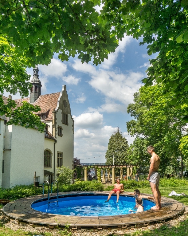 Habitación en WG Ost Stafflenbergstraße 66 - Unser Garten im Sommer