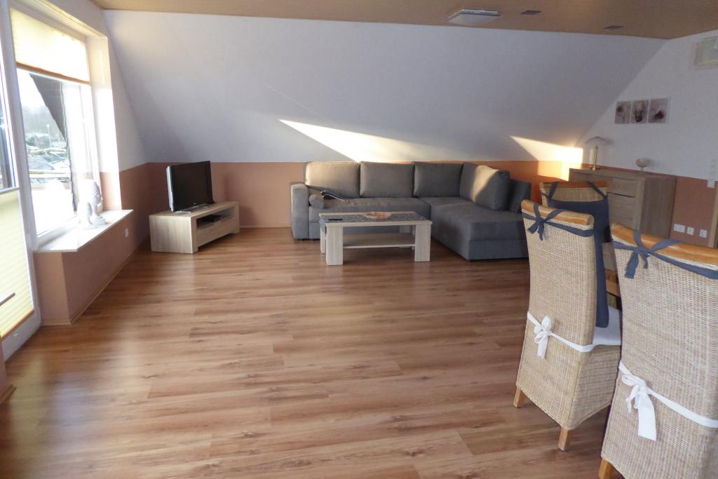 Habitación en WG Verl-Sürenheide Neißeweg 2 - Aufenthaltsraum mit Esstisch