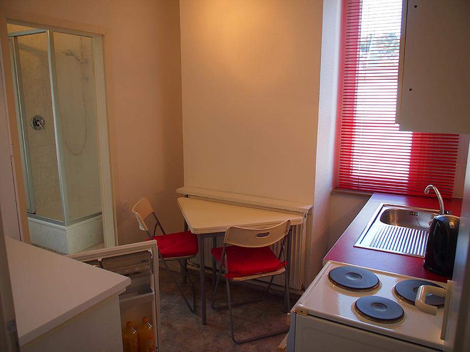 Flatshare West Scheffelstr. 23 - Küche mit Durchgang zum Bad