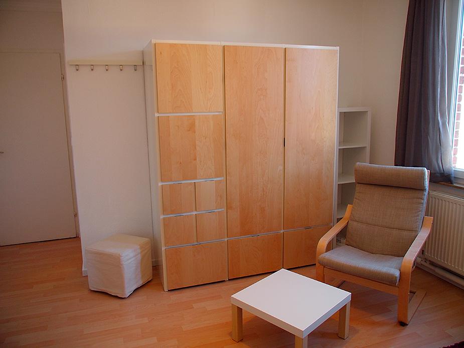 Flatshare West Scheffelstr. 23 - Schrank mit Garderobe und Sitzgelegenheit