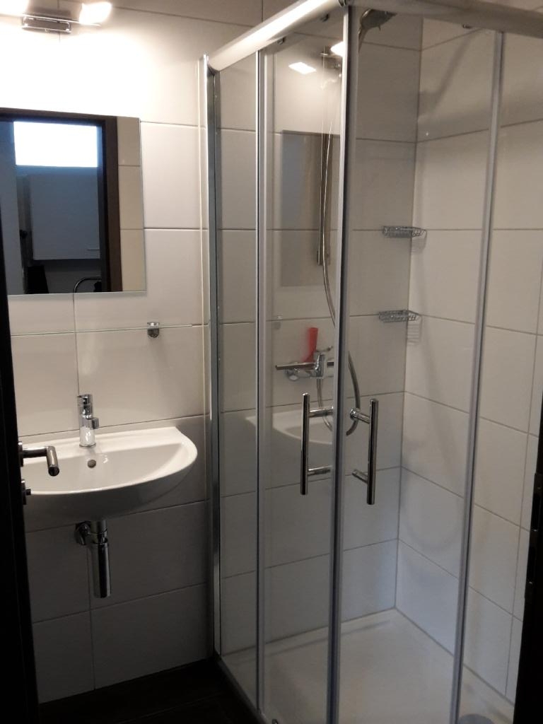 WG-Zimmer in Iptingen Gemeinde Wiernsheim Hofgasse 3 - Badezimmer mit Dusche und Waschbecken