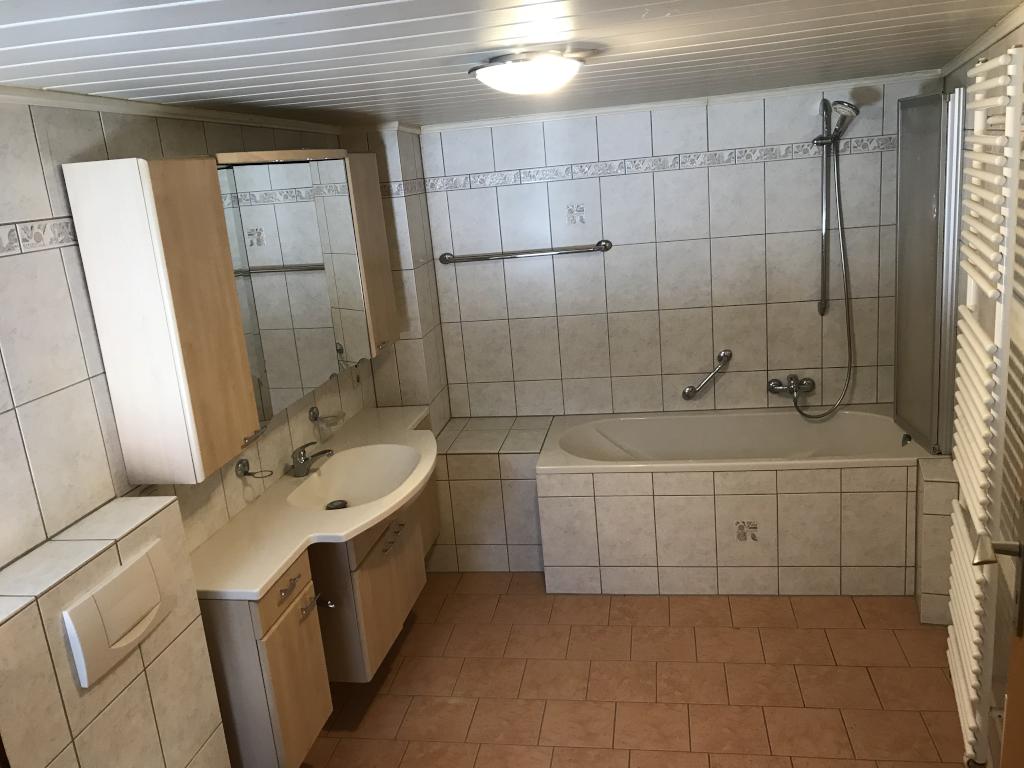WG-Zimmer Jülich Mersch Alte Reichsstraße 28 - Bad Obergeschoss Badewanne mit Duschmöglichkeit