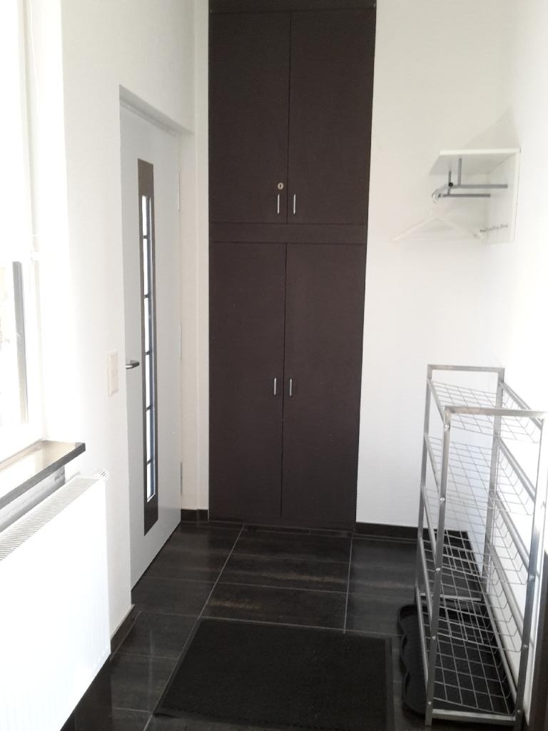 WG-Zimmer in Iptingen Gemeinde Wiernsheim Hofgasse 3 - Eingangsbereich mit Garderobe und Putzschrank
