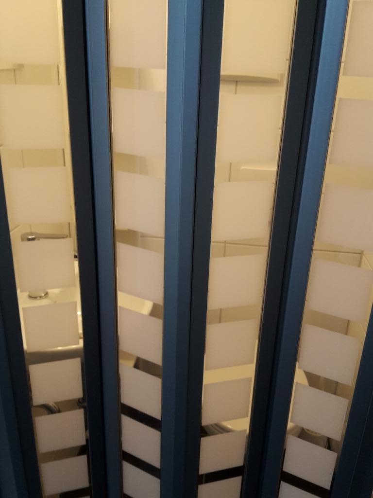 WG-Zimmer in Iptingen Gemeinde Wiernsheim Hofgasse 3 - separate Toilette je Zimmer mit Waschgelegenheit