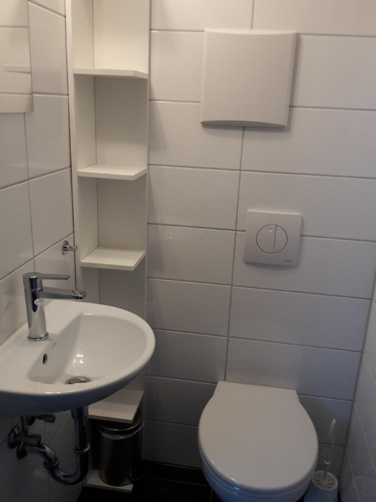 WG-Zimmer in Iptingen Gemeinde Wiernsheim Hofgasse 3 - separate Toilette je Zimmer mit Waschgelegenheit