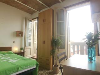 Imagen del anuncio: Großes Zimmer mit eigenem Balkon im Herzen von Barcelona zu vermieten