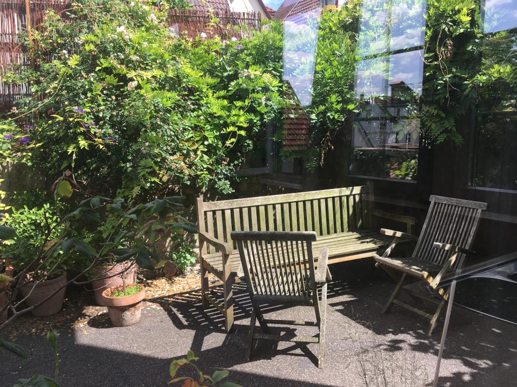 Lichtdurchflutete Wohnung mit Loftcharakter mit drei abgeschlossenen Zimmern in sehr ruhiger grüner Lage mit S1 Anbindung – Uhlbacher Str., 70329 Stuttgart Obertürkheim – Vorschaubild 2