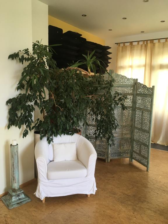 Lichtdurchflutete Wohnung mit Loftcharakter mit drei abgeschlossenen Zimmern in sehr ruhiger grüner Lage mit S1 Anbindung
