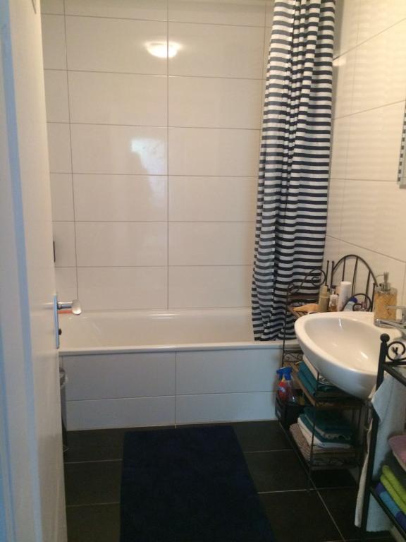 WG-Zimmer München Einsteinstraße 1 - Bad mit Badewanne
