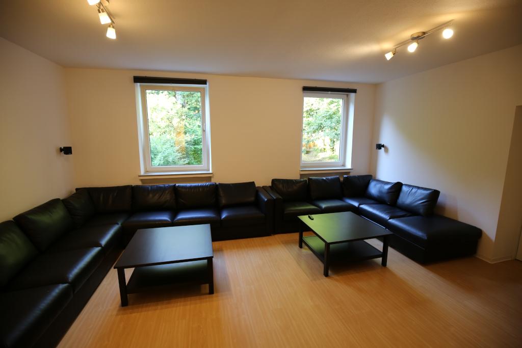 WG-Zimmer Aachen Lousbergstraße 44 - Das Sofa im Wohnzimmer